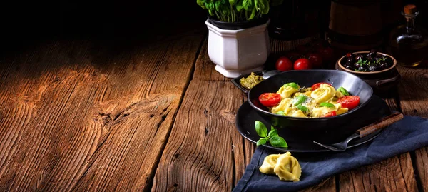 Rustikální Špenát Tortellini Sýrem Cherry Rajčátky — Stock fotografie