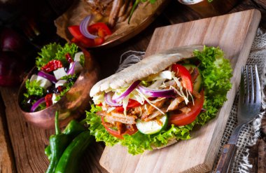 Çıtır Pide ızgara gyros etli. Çeşitli sebze ve sarımsak sosu.