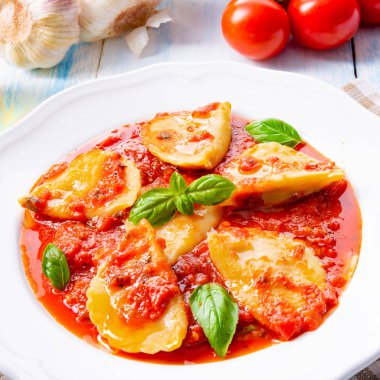 Lezzetli makarna - Mantı domates fesleğen ile sos.