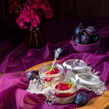 Tarçın ve erik ile taze irmik pudingi