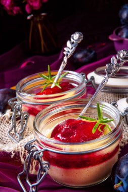 Tarçın ve erik ile taze irmik pudingi