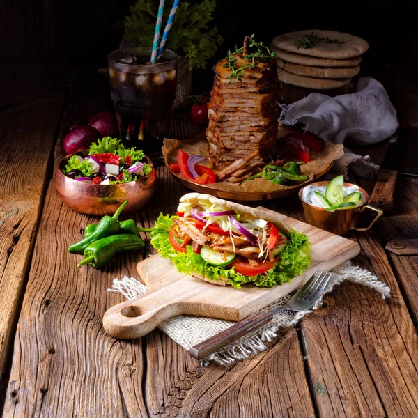 Çıtır Pide ızgara gyros etli. Çeşitli sebze ve sarımsak sosu.