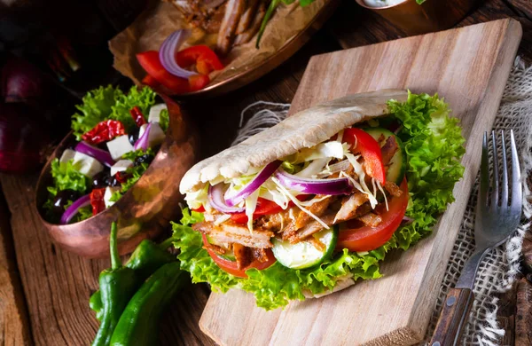 Krokante Pita Met Gyros Gegrilde Vlees Diverse Groenten Knoflooksaus — Stockfoto