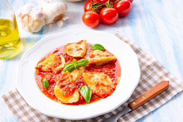 Leckere Pasta Ravioli Tomatensauce Mit Basilikum — Stockfoto