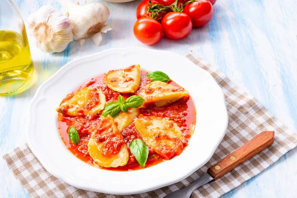 Deliziosa Pasta Ravioli Salsa Pomodoro Con Basilico — Foto Stock