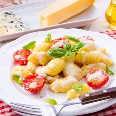 gorgonzola krema sos ve kiraz domates ile lezzetli gnocchi
