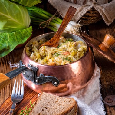 Genç ve taze lahana pişmiş pastırma küpleri ile