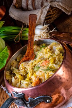 Genç ve taze lahana pişmiş pastırma küpleri ile