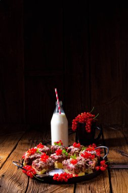 Kırmızı kuş üzümü ile muhteşem sulu çikolatalı kek.