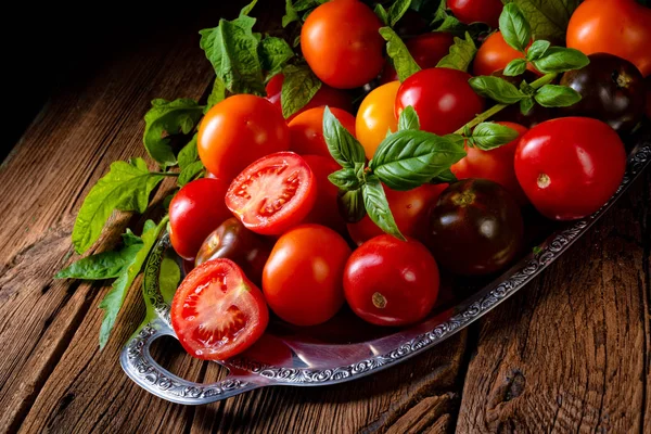Verschillende Soorten Tomaten Geserveerd Gepresenteerd Zilveren Schotel — Stockfoto