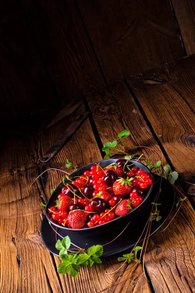 Çilek, frenk üzümü ve kiraz ile kase.