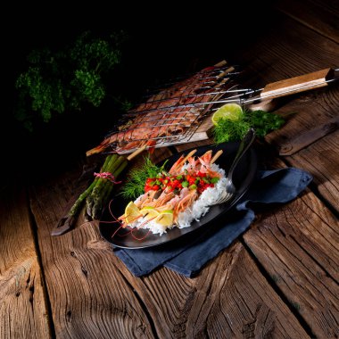 Kırmızı salsa ve yeşil kuşkonmaz ile ızgara kırmızı Arjantinli karides