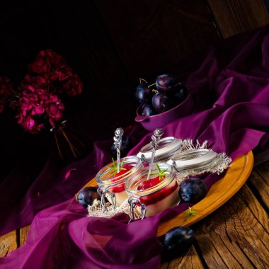 Tarçın ve erik ile taze irmik pudingi