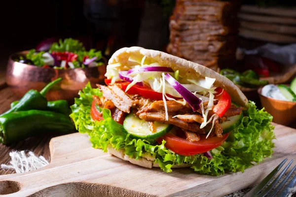 Pita Crocante Com Carne Giroscópios Grelhados Vários Legumes Molho Alho — Fotografia de Stock