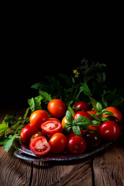 Verschillende Soorten Tomaten Geserveerd Gepresenteerd Zilveren Schotel — Stockfoto