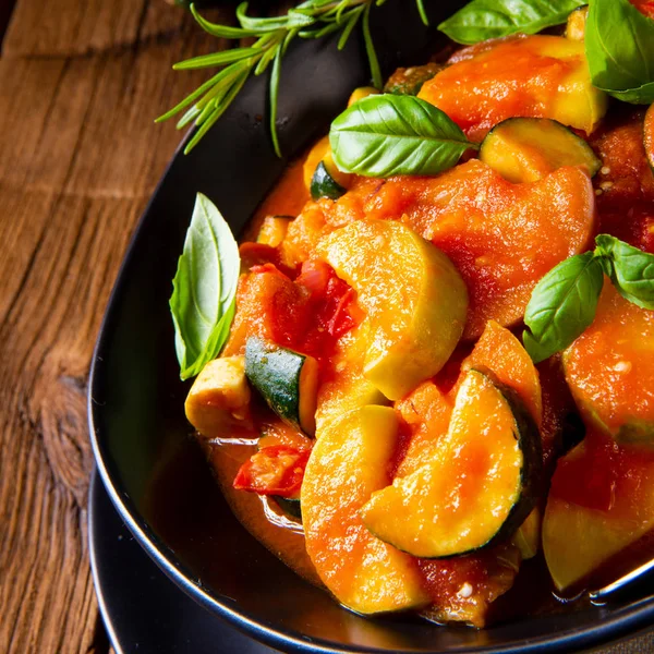 Vegetarische Ratatouille Mit Frischem Gemüse Und Kräutern — Stockfoto