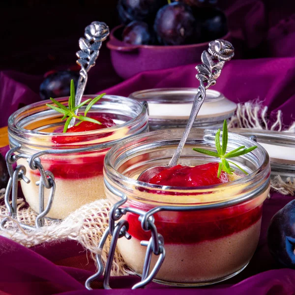 Pudding Semoule Fraîche Cannelle Aux Prunes — Photo
