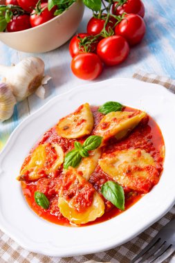 Lezzetli makarna Mantı Fesleğenli domates sos ile