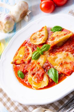 Lezzetli makarna Mantı Fesleğenli domates sos ile