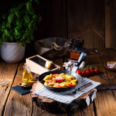 Gnocchi pişmiş yeşil pesto, kiraz domates ve parmesan ile