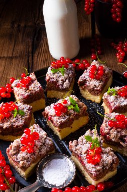 Frenk üzümü muhteşem sulu çikolatalı kek