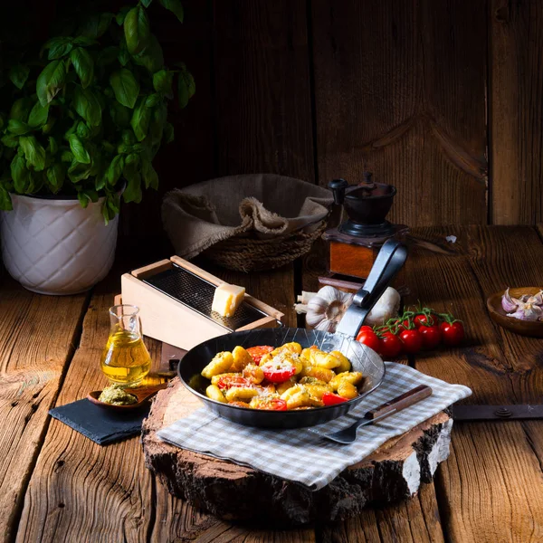 Gnocchi Baked Green Pesto Cherry Tomatoes Parmesan — Stock Photo, Image