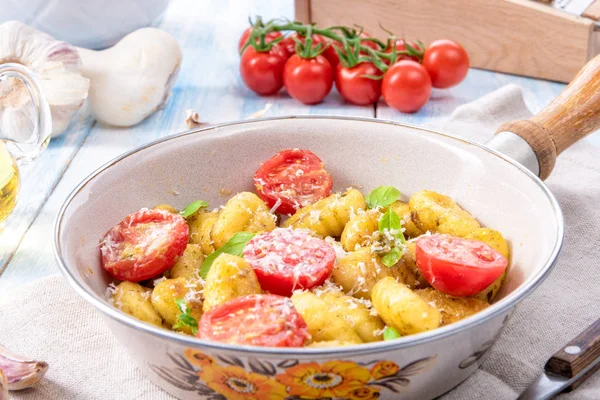 Gnocchi Zapiekane Zielonym Pesto Pomidorkami Cherry Parmezanem — Zdjęcie stockowe