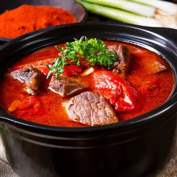 Gekochter Ungarischer Gulasch Mit Rindfleisch Und Paprika — Stockfoto