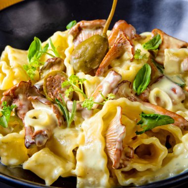 Krema soslu reginette eriştesi taze chanterelle ve kapari