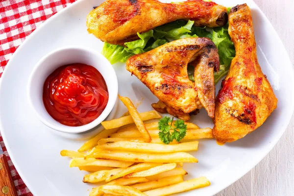 Grilled Chicken Wings Legs Chips Vegetables — Stock Photo, Image