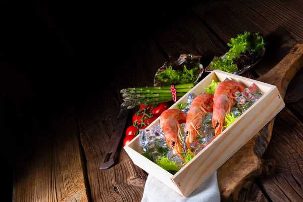 Gekookt Argentijnse Rode Garnalen Met Salade Het Ijs — Stockfoto