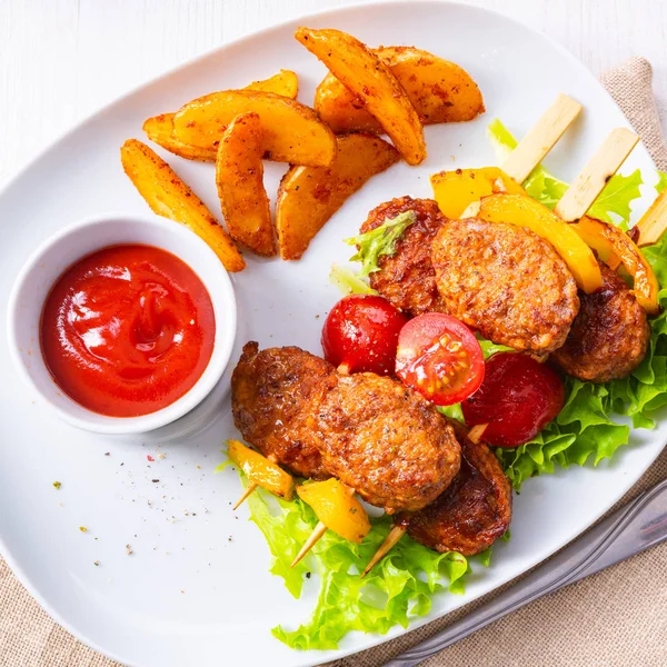 Espetos Almôndegas Rústicas Tomate Páprica Batata Assada — Fotografia de Stock