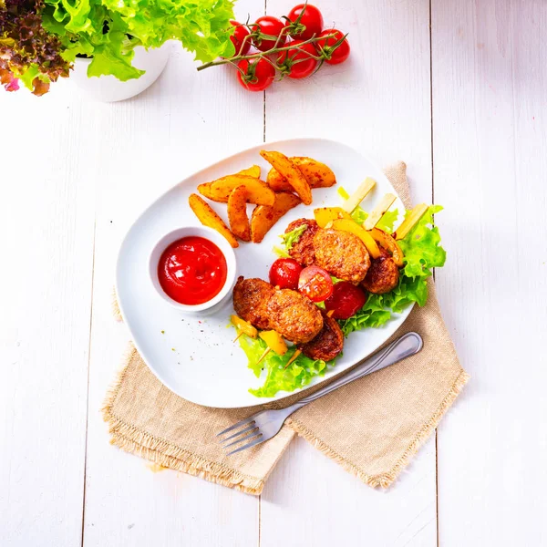 Rusztikus Húsgombóc Nyárs Paradicsom Paprika Negyedek Sült Burgonya — Stock Fotó