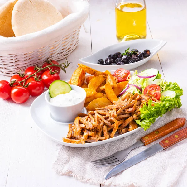 Giroscópios Prato Salada Verde Azeitonas Fatias Batata — Fotografia de Stock