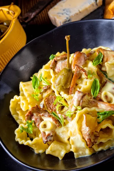 Tagliatelle Reginette Crema Con Finferli Capperi Freschi — Foto Stock