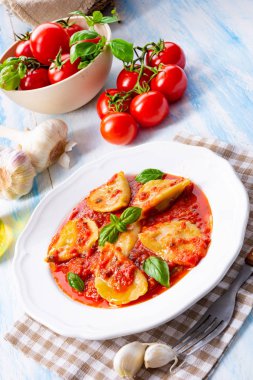 Lezzetli makarna - Mantı domates fesleğen ile sos.