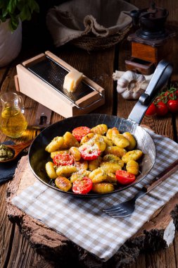 Gnocchi pişmiş yeşil pesto, kiraz domates ve parmesan ile