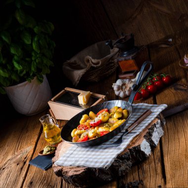 Gnocchi pişmiş yeşil pesto, kiraz domates ve parmesan ile