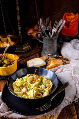 Krema soslu reginette eriştesi taze chanterelle ve kapari