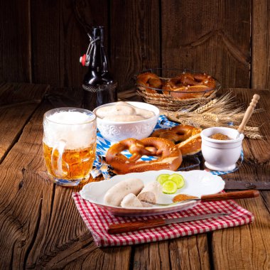 lezzetli Bavyera oktoberfest beyaz sosis tatlı hardal