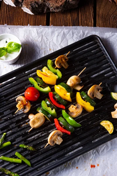 Rustikales Gemüse Schaschlik Mit Grünem Spargel Und Paprika — Stockfoto