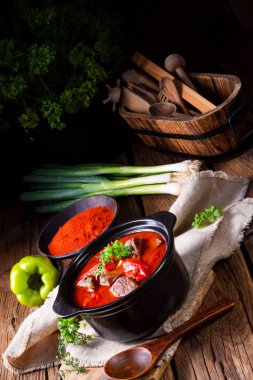 Sığır eti ve kırmızı biber ile gerçek Macar gulaş