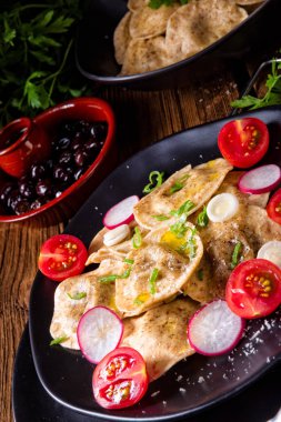 Organik - Mantı hassas bezelye ile zeytinyağı, domates ve turp