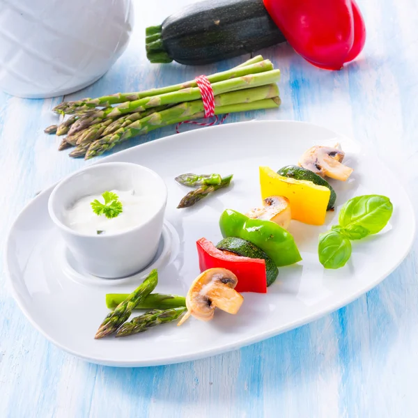 ヨーグルトとニンニクのソースと野菜のシャシリク ベジタリアン — ストック写真