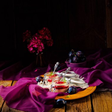 Tarçın ve Erik için kahvaltı taze irmik pudingi