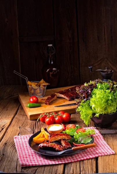 Bbq Žebírka Desce Bílou Omáčkou Zeleným Salátem — Stock fotografie