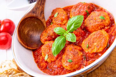 Fesleğenli domates soslu fırında mini köfte