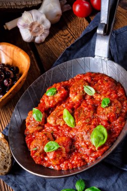 Rustik mini köfte Baked Fesleğenli domates soslu