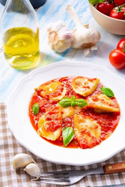 Lezzetli makarna - Mantı domates fesleğen ile sos.