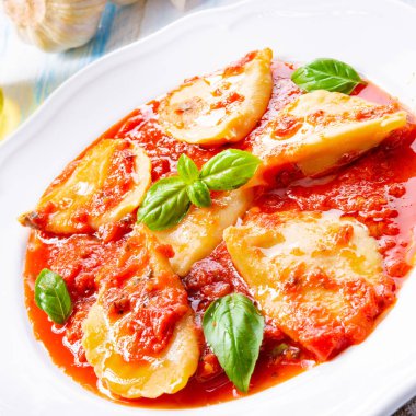 Lezzetli makarna - Mantı domates fesleğen ile sos.